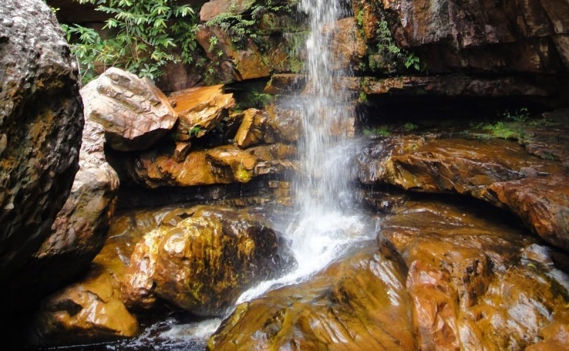 Poço Paraíso - piscina natural de águas escuras no circuito do Rio Serrano